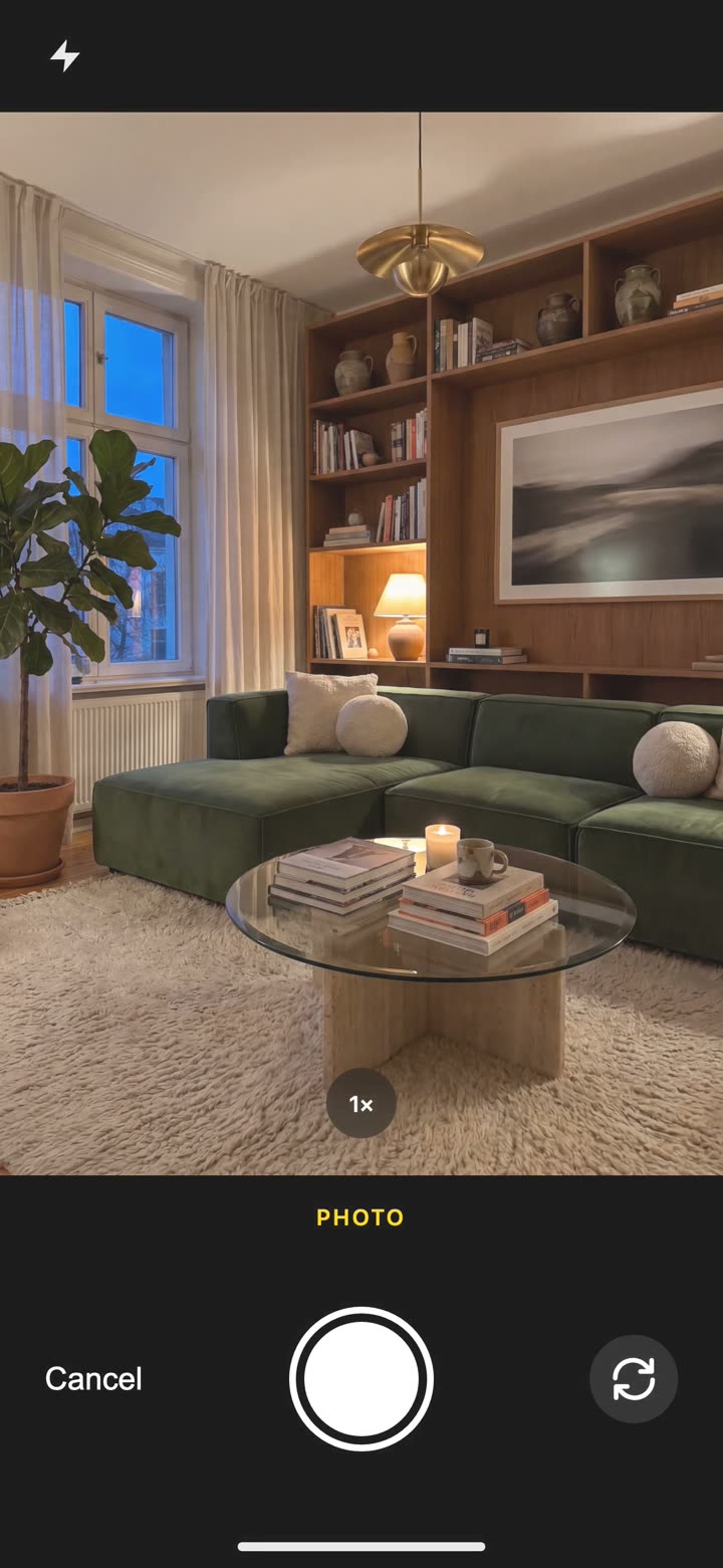 Sablo-Scan-Bildschirm: native iPhone-Kamera im FOTO-Modus, die einen eingerichteten Wohnzimmer einrahmt, mit dem Auslöser-Button.